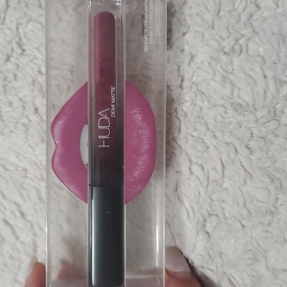 COPY - Huda Beauty Rich Glow Obsession and one Lip Strobe and one Demi Matte - Picture 3 of 6